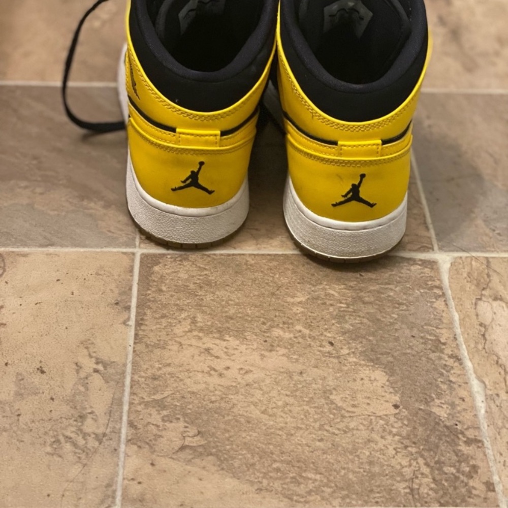 Jordan 1 mids - Picture 3 of 3